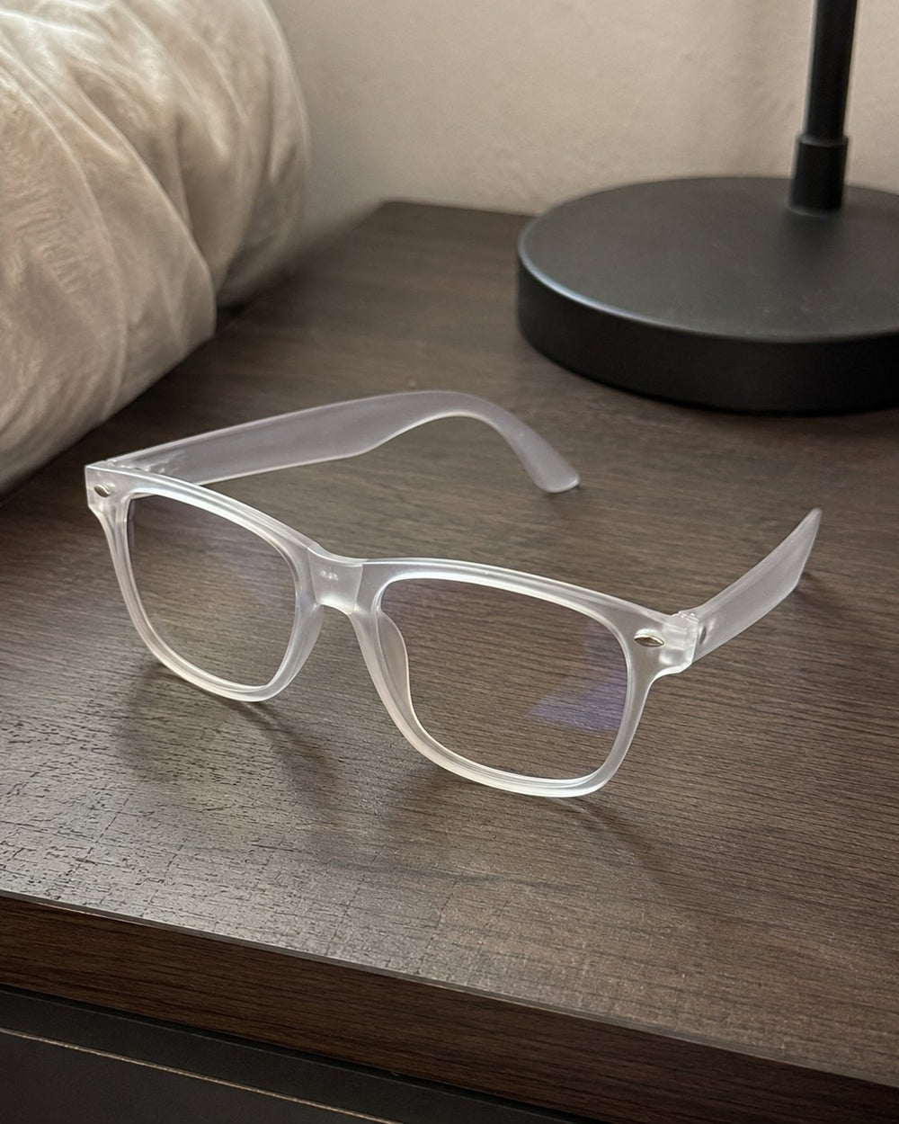 Cliente sosteniendo gafas Wayfarer fotocromáticas