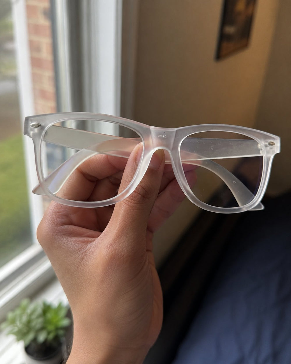 Cliente probando lentes fotocromáticos Wayfarer